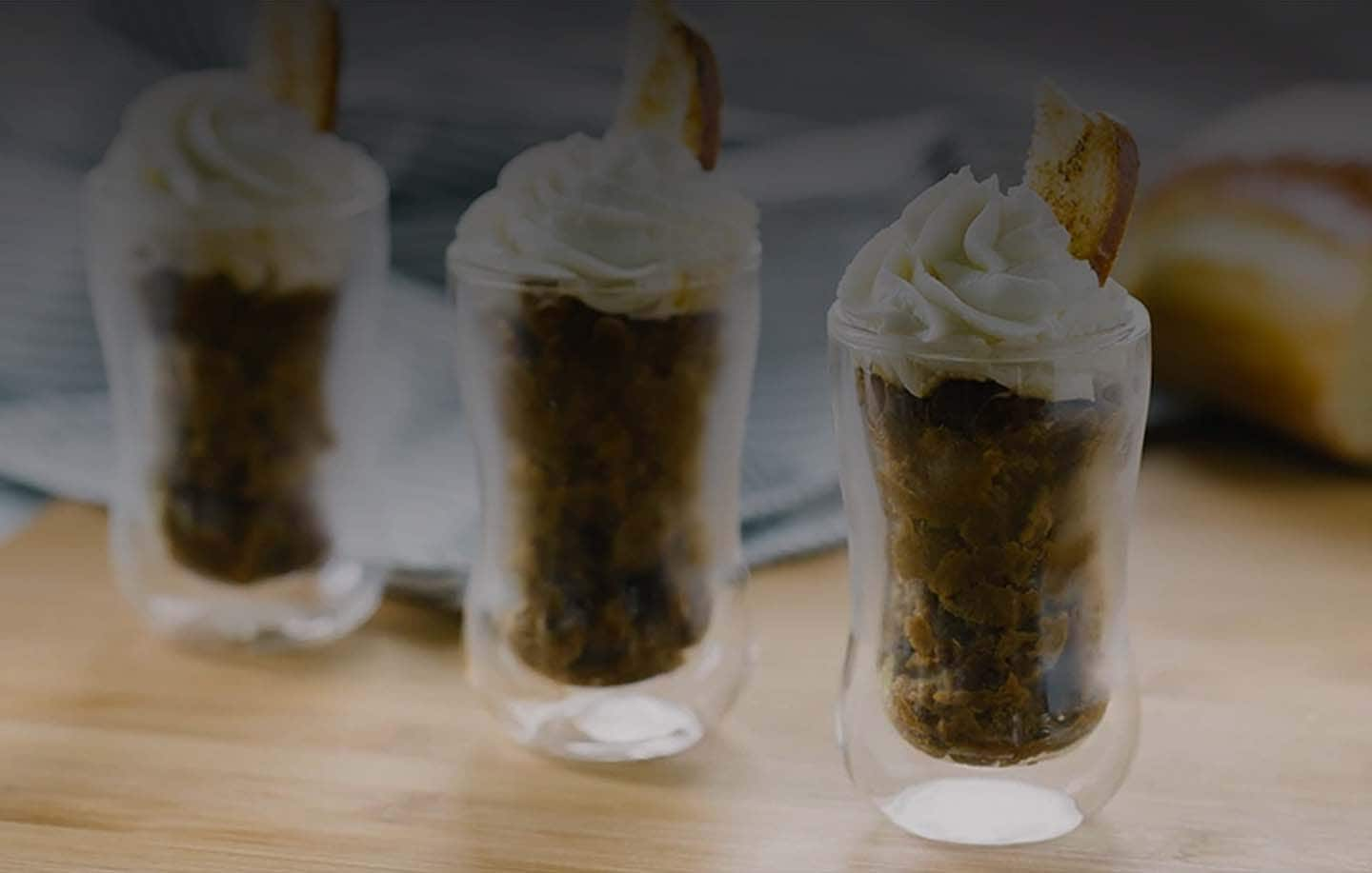 Granita típica de café siciliano com creme de perto